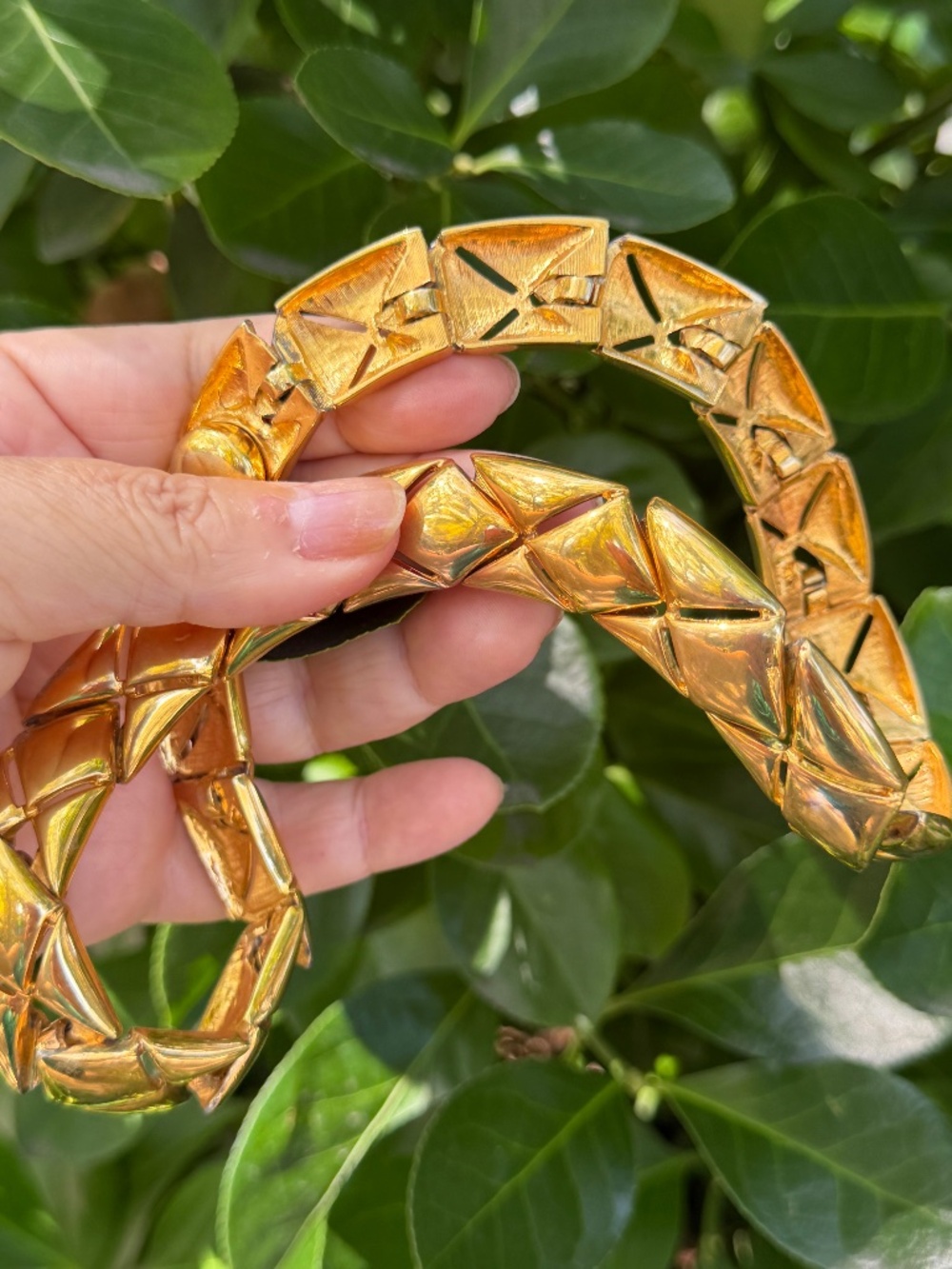 VINTAGE WIDE CHUNKY COLLAR NECKLACE GOLD TONE METAL HIDDEN LOCK STATEMENT